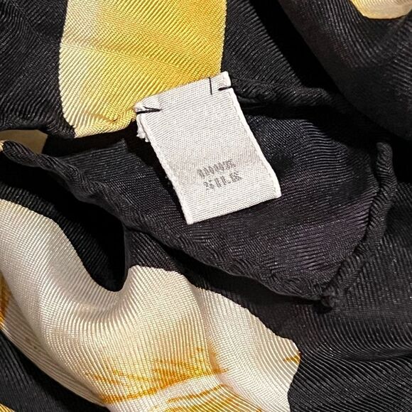 Burberry 100% Silk Square Scarf in Rare Floral Iconic Print in Black, Gold - Picture 5 of 6